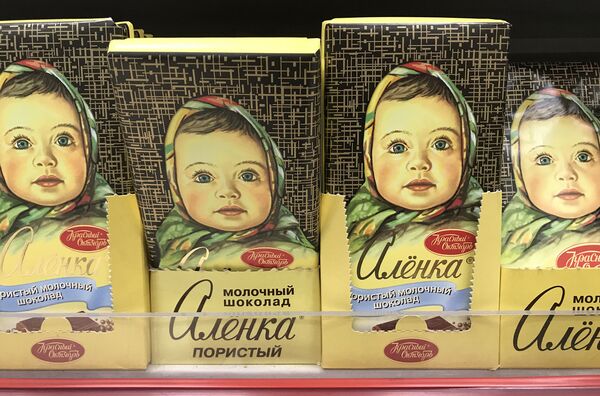 Шоколад «Аленка» на прилавке магазина Шоколад «Аленка» на прилавке магазина
