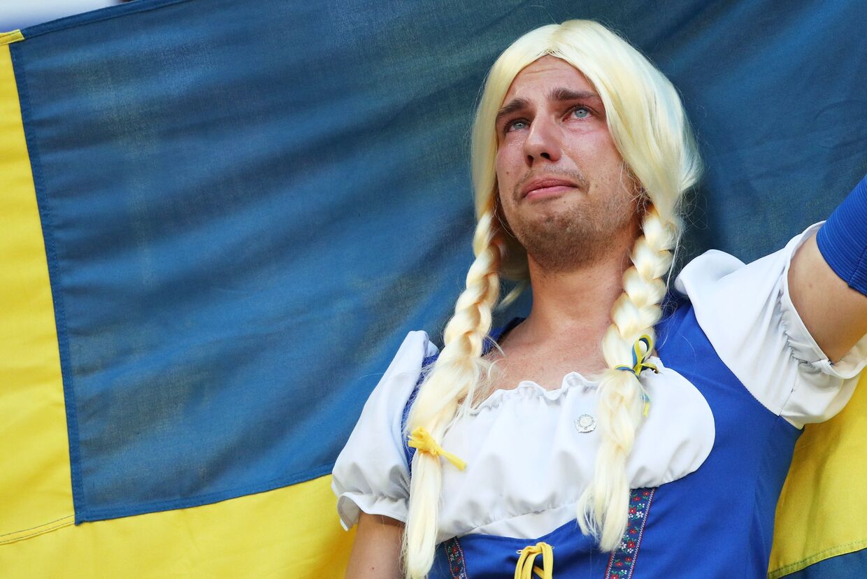 Болельщик сборной Швеции после матча 1/4 финала чемпионата мира по футболу в России