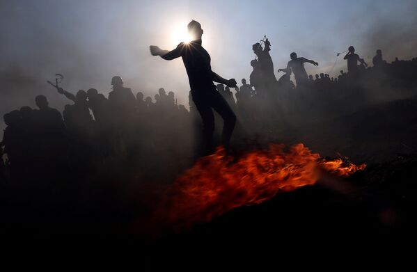 Палестинские демонстранты бросают камни