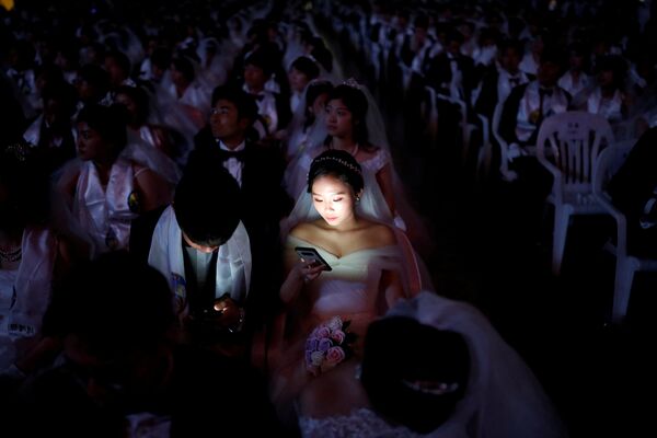 Участники массовой свадьбы в Южной Корее