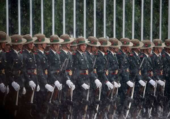 Непальские военнослужащие во время торжественной встречи президента Шри-Ланки Майтрипалы Сирисены