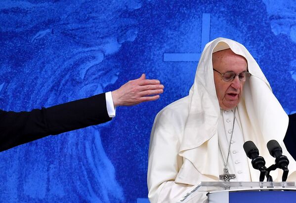 Папа Франциск читает проповедь в Ирландии