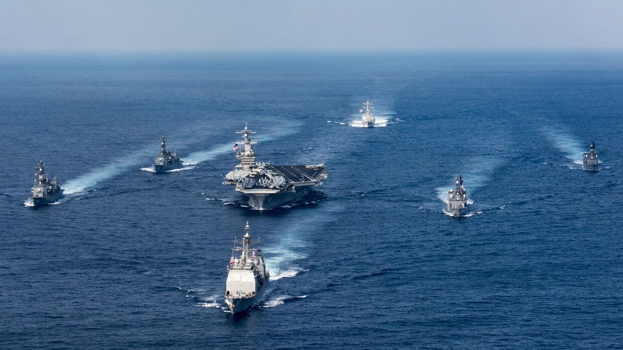 Ударная авианосная группировка ВМС США во главе с авианосцем Карл Винсон. 31 марта 2017