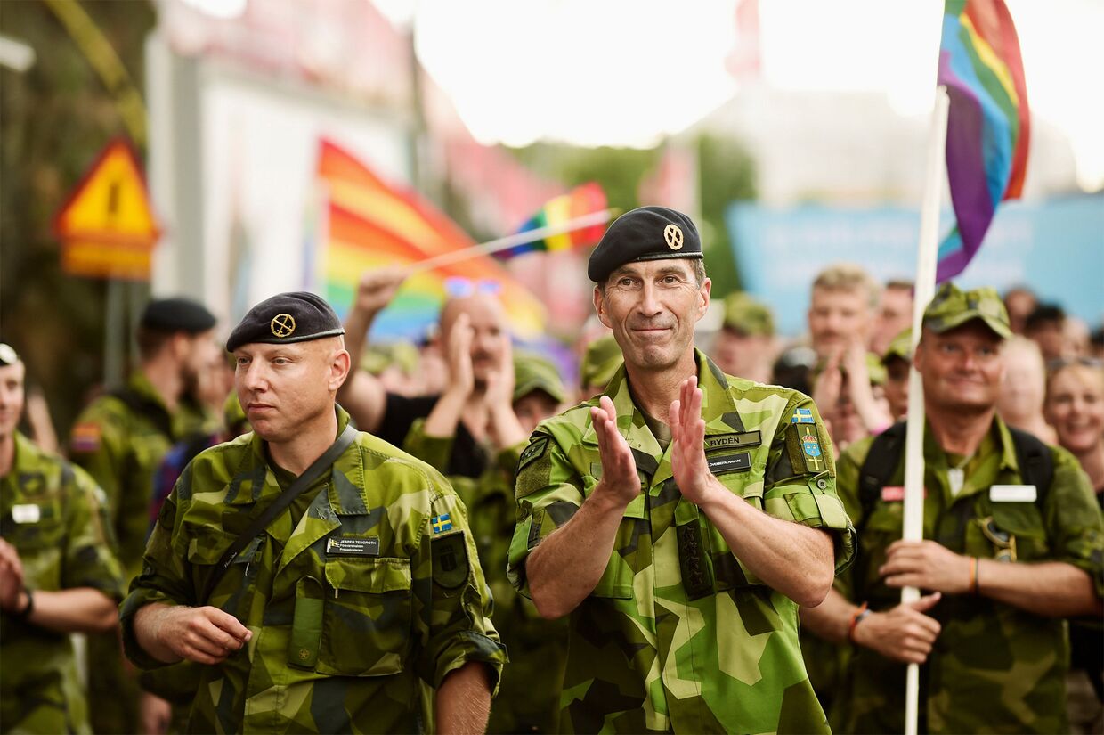 Главнокомандующий вооруженными силами Швеции Микаэль Бюден и другие военные на параде ЕвроПрайд в Стокгольме