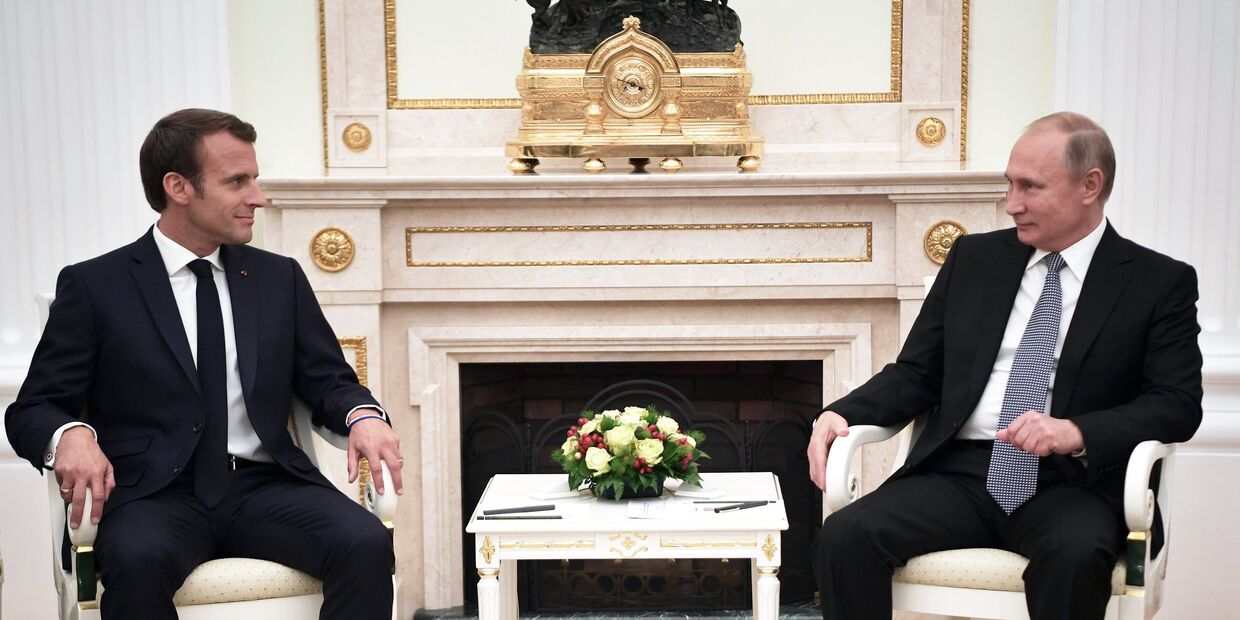 Президент РФ Владимир Путин и президент Франции Эммануэль Макрон во время встречи. 15 июля 2018