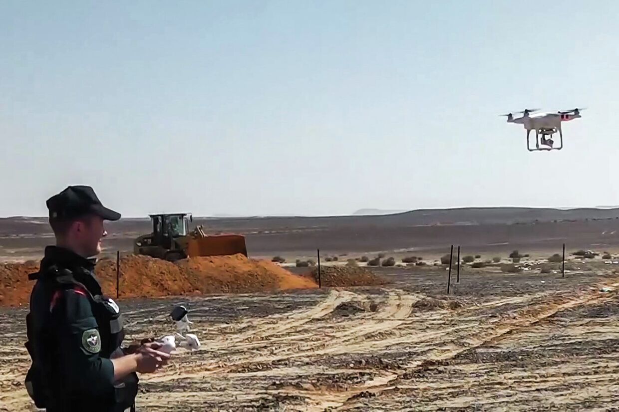 Сотрудник МЧС России запускает беспилотный летательный аппарат на месте крушения российского самолета Airbus A321 авиакомпании Когалымавиа в Египте