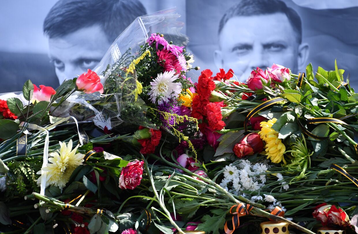 Траурная акция в память о погибшем главе ДНР Александре Захарченко на центральной площади Симферополя. 1 сентября 2018