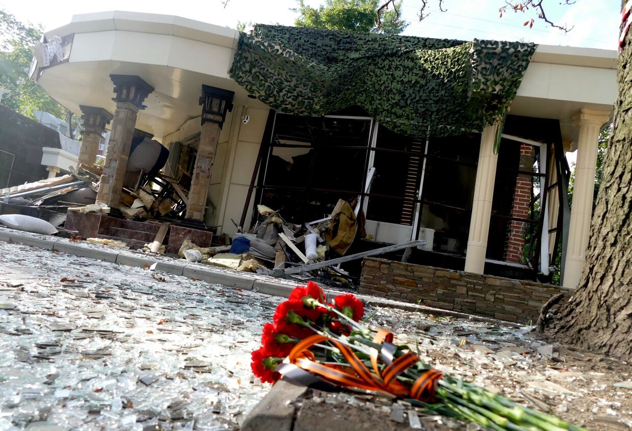Цветы у здания кафе Сепар в Донецке, где произошел взрыв в результате которого погиб глава ДНР Александр Захарченко. 1 сентября 2018