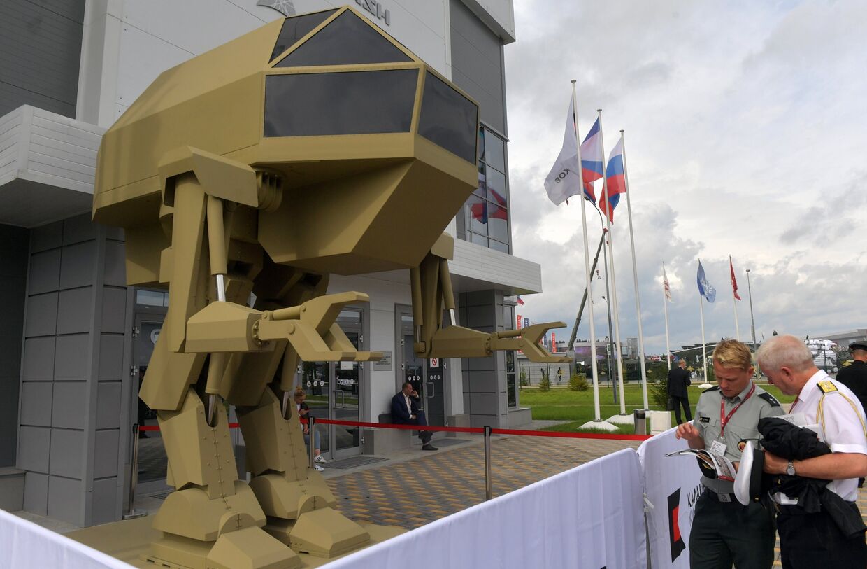 Управляемый прямоходящий робот с рабочим названием Игорек весом 4,5 т, разработанный концерном Калашников на форуме Армия-2018