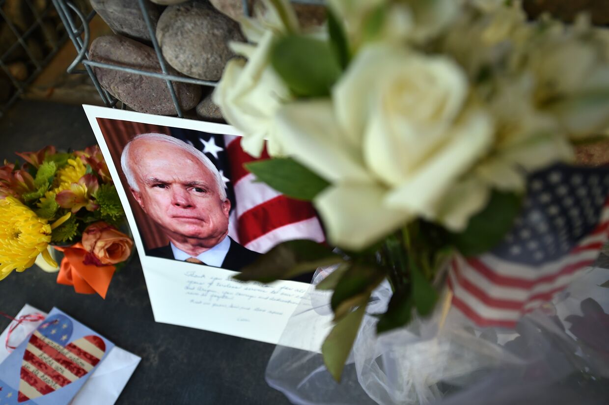 Цветы в память о покойном сенаторе США Джоне Маккейне