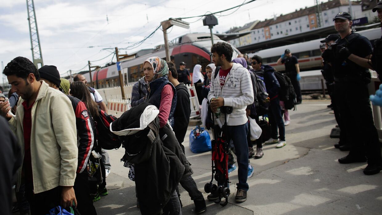 Прибывшие мигранты на перроне одной из станций Германии