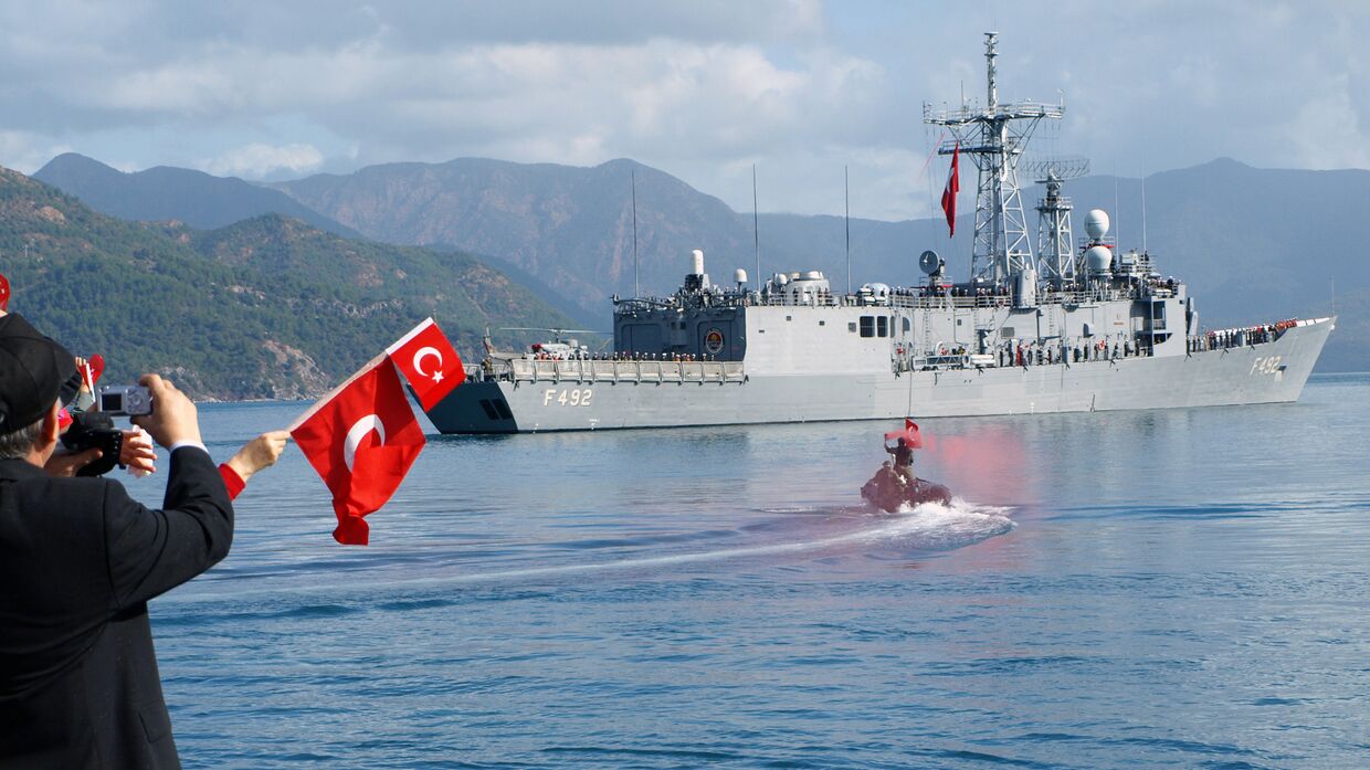 Турецкий фрегат TCG Gemlik у военно-морской базы Аксаза в средиземном море
