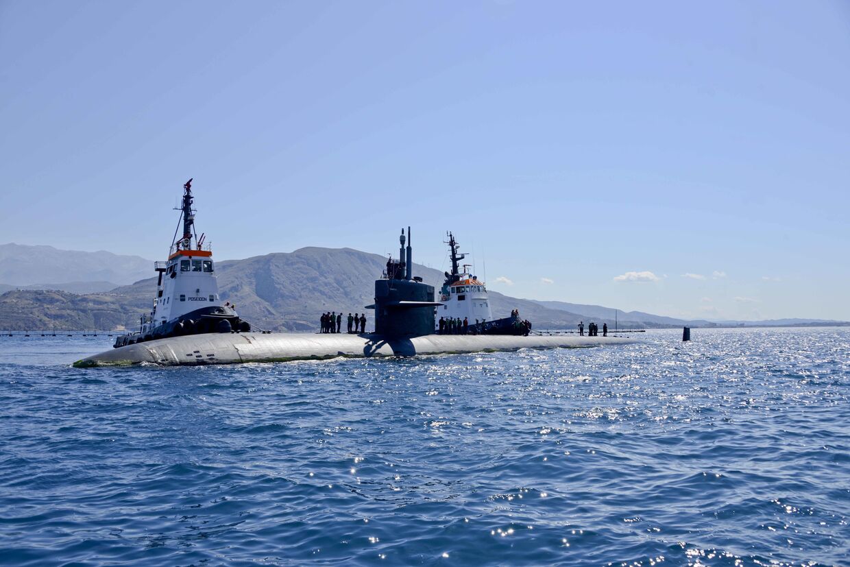 Американская атомная подводная лодка Ньюпорт-Ньюс у берегов Греции