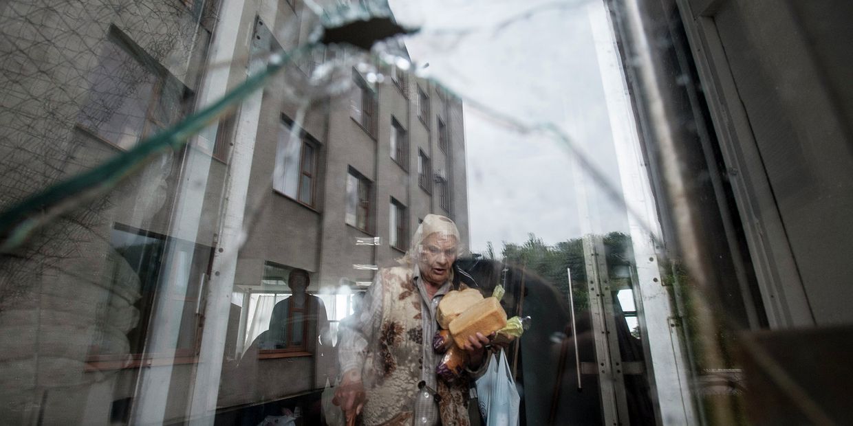 Пожилая женщина с продуктами. Украина. Архивное фото