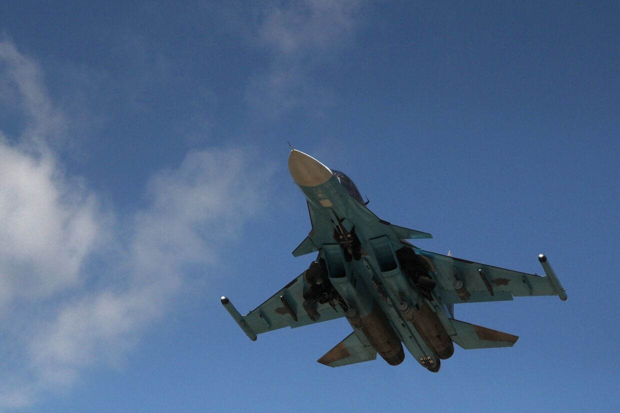 Российский истребитель-бомбардировщик Су-34 взлетает из аэропорта Латакии в Сирии