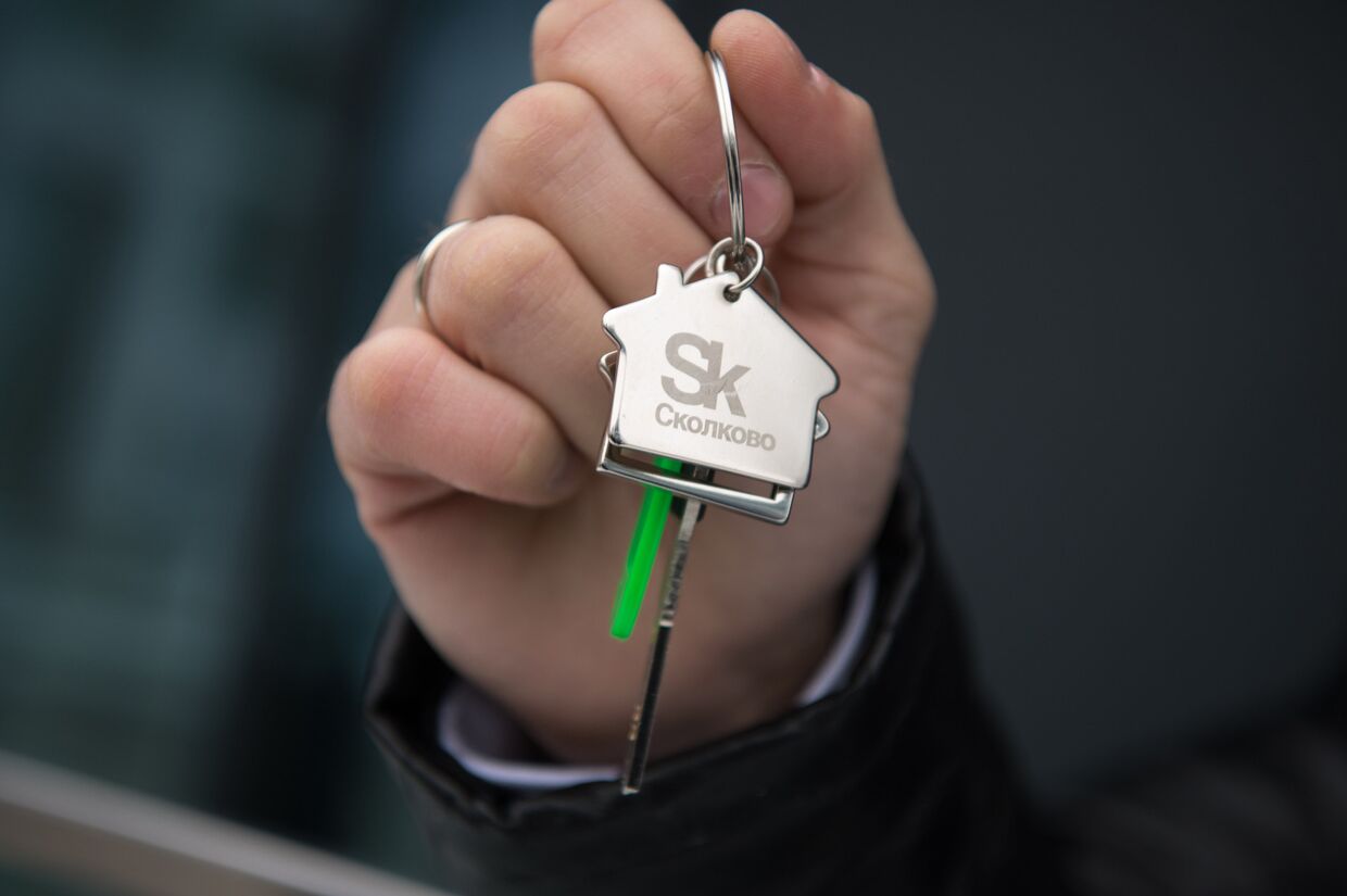 Резидент иннограда Сколково держит ключи от апартаментов в жилом квартале Тетрис