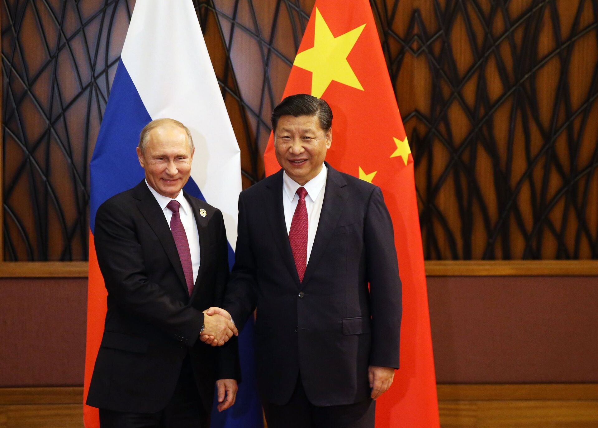 Президент РФ Владимир Путин и председатель КНР Си Цзиньпин на саммите АТЭС. 10 ноября 2017 - ИноСМИ, 1920, 09.05.2021