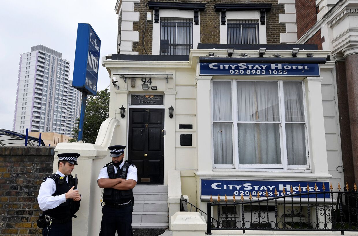 Сотрудники полиции около отеля City Stay в Лондоне. 5 сентября 2018