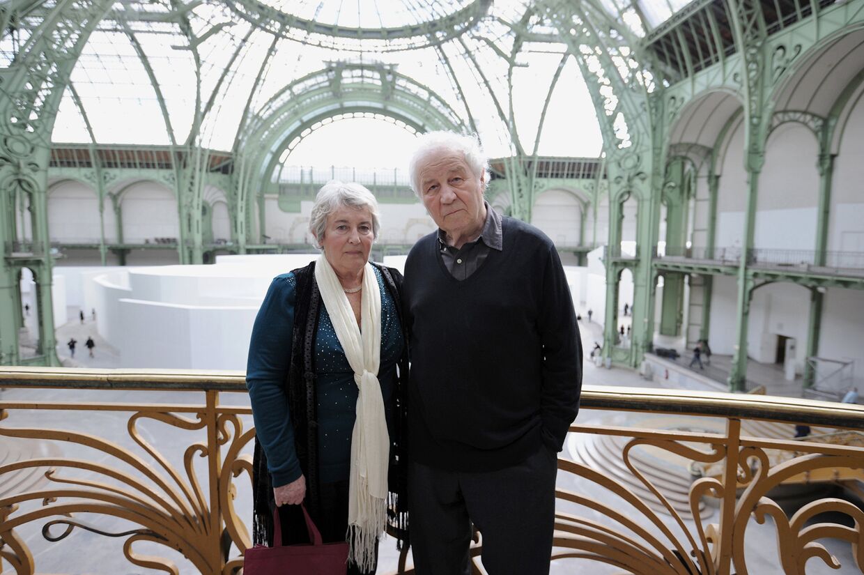 Художники Илья и Эмилия Кабаковы перед своей инсталяцией «Чужой город» в Париже