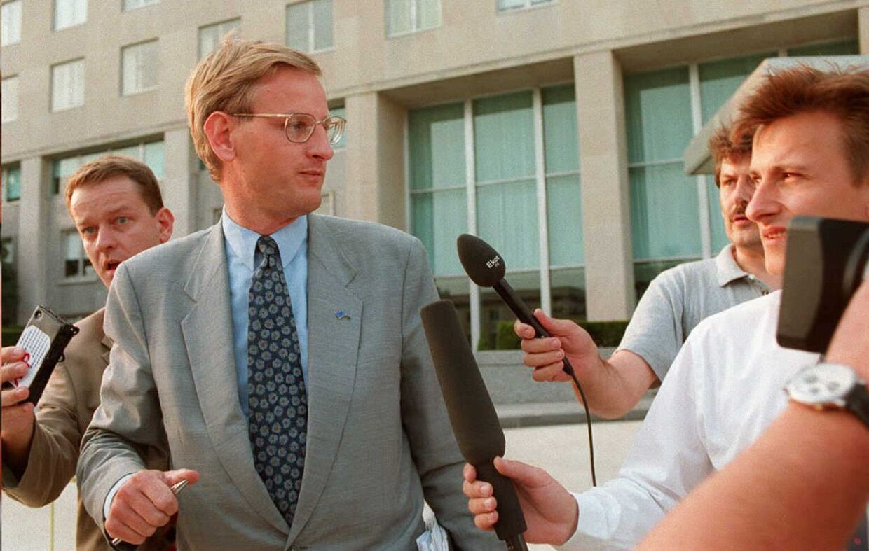 Карл Бильдт покидает Госдепартамент США в Вашингтоне 2 августа 1995 года
