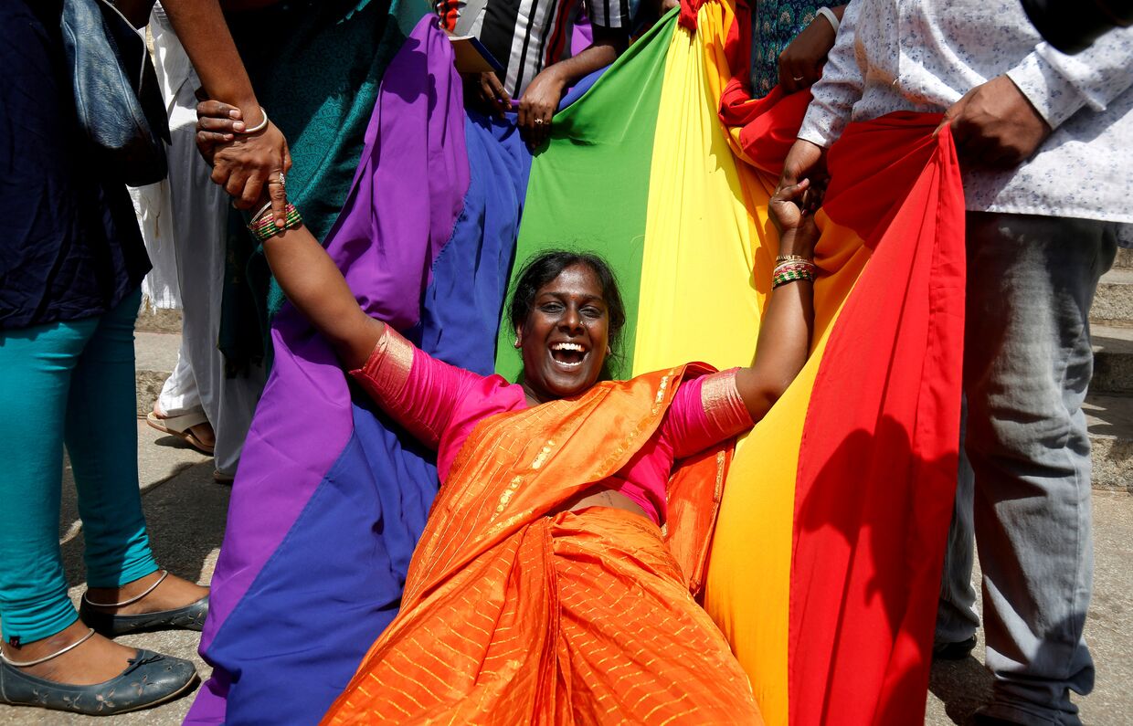ЛГБТ активисты празднуют легализацию однополых отношений в Бенгалуру, Индия