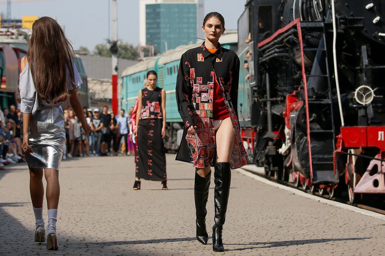 Модели на украинской неделе моды на железнодорожном вокзале в Киеве