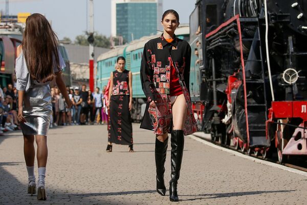 Модели на украинской неделе моды на железнодорожном вокзале в Киеве