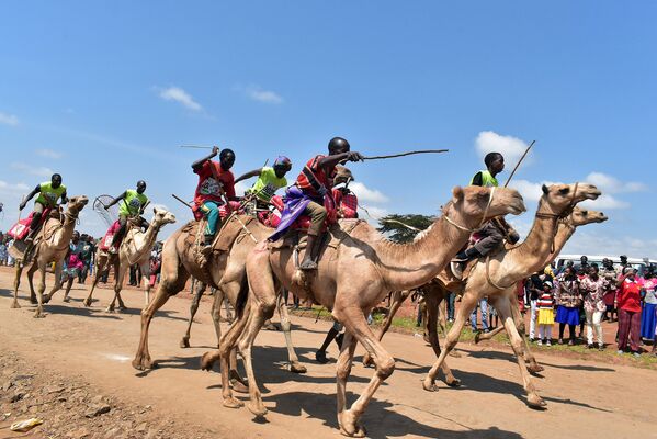 Участники верблюжей гонки в Маралале, Кения
