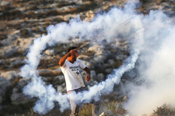 Столкновения палестинцев с силами израильской безопасности в деревне Рас-Каркар