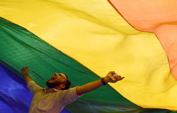 ЛГБТ активисты празднуют легализацию однополых отношений в Мумбаи, Индия