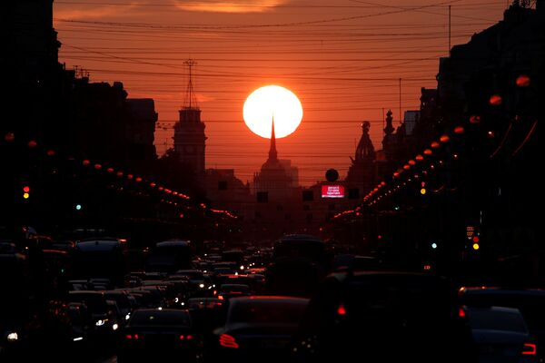 Закат на Невском проспекте в Санкт-Петербурге
