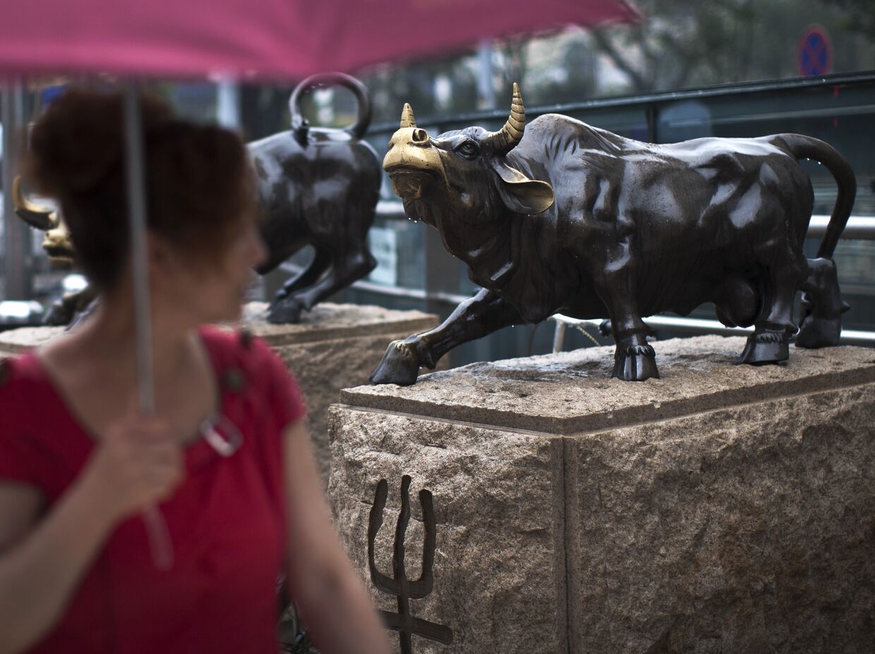 Скульптуры атакующего быка в Пекине