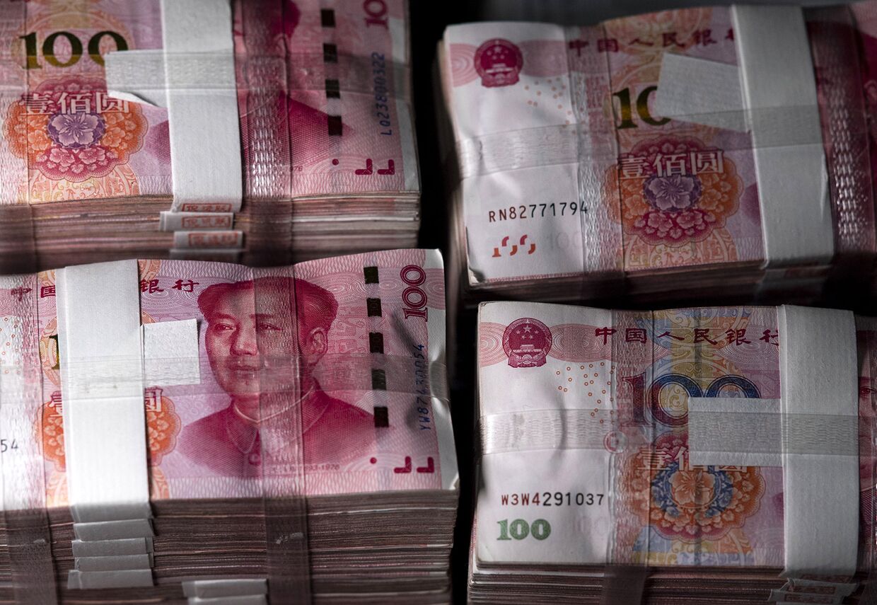 Банкноты по 100 китайских юаней