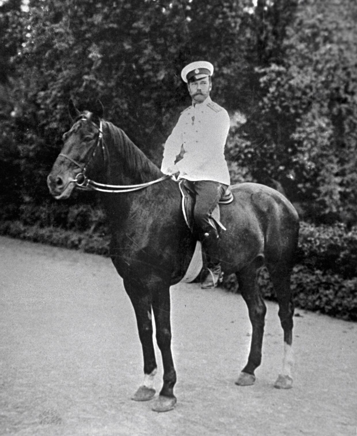 Российский император Николай II верхом на лошади