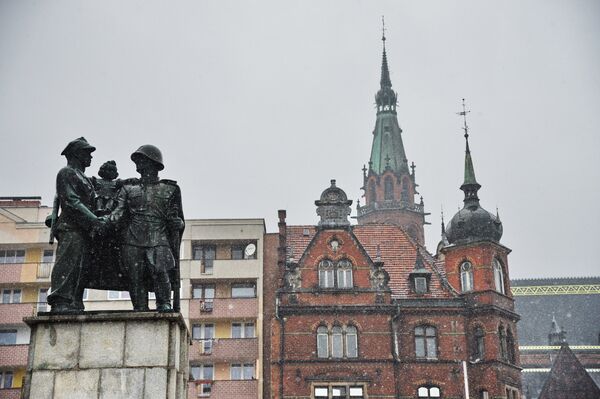 Памятник советско-польскому братству по оружию в центре города Легница Памятник советско-польскому братству по оружию в центре города Легница