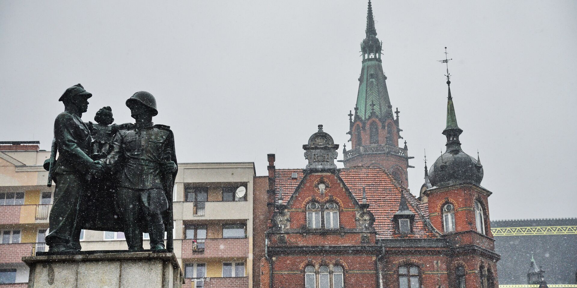Памятник советско-польскому братству по оружию в центре города Легница - ИноСМИ, 1920, 30.03.2023
