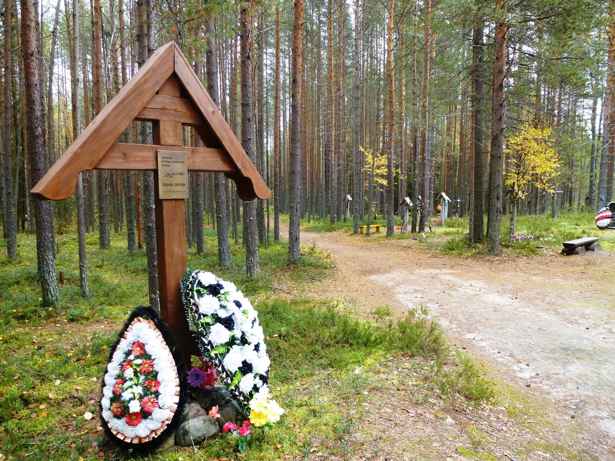 Памятный крест на месте массовых казней в урочище Сандормох вблизи г. Медвежьегорск, Республика Карелия.