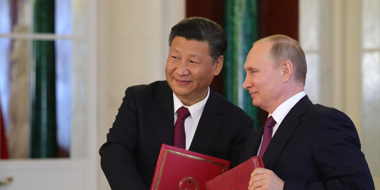 Владимир Путин и председатель Китайской Народной Республики Си Цзиньпин во время церемонии подписания документов по итогам встречи. 4 июля 2017
