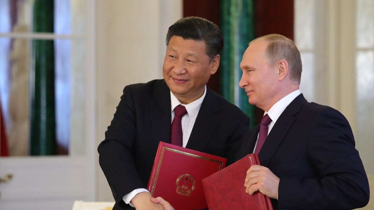Владимир Путин и председатель Китайской Народной Республики Си Цзиньпин во время церемонии подписания документов по итогам встречи. 4 июля 2017