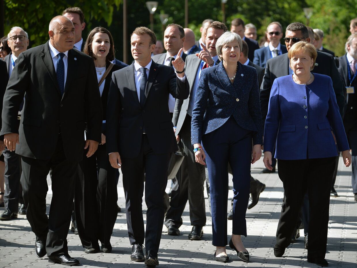 Премьер-министр Болгарии Бойко Борисов, президент Франции Эммануэль Макрон, премьер-министр Великобритании Тереза Мэй, канцлер Германии Ангела Меркель перед саммитом ЕС в Софии. 17 мая 2018