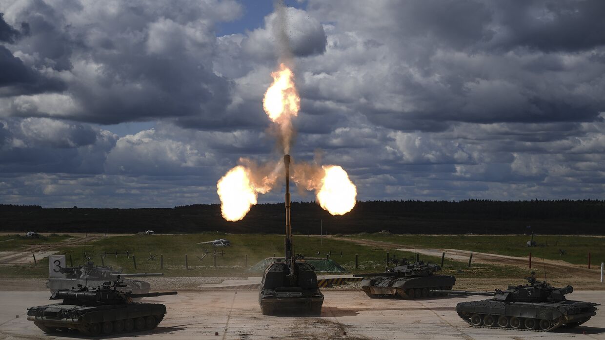 Танки Т-90 и самоходная артиллерийская установка (САУ) Мста-С (в центре) во время динамической экспозиции на выставке «Армия России – завтра» в рамках IV Международного военно-технического форума «Армия-2018» в Кубинке