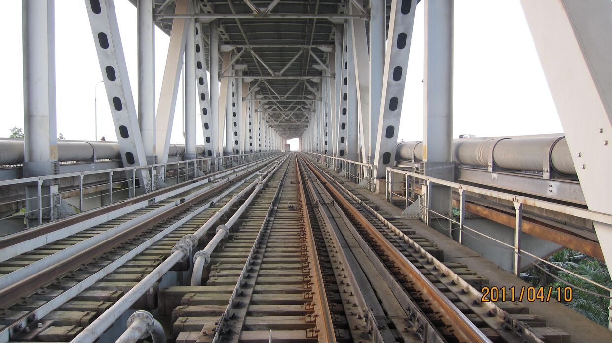 Железнодорожный мост в Ханое, Вьетнам
