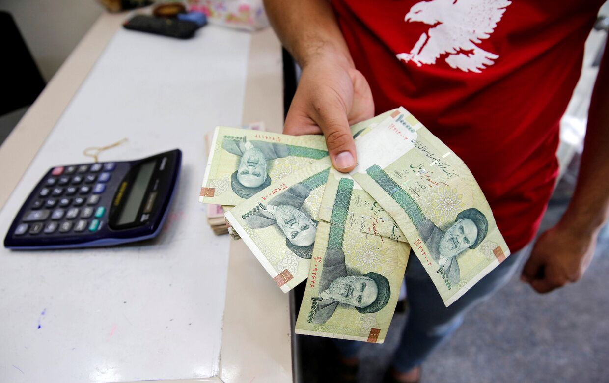 Иранские риалы в пункте обмена валюты в Багдаде, Ирак