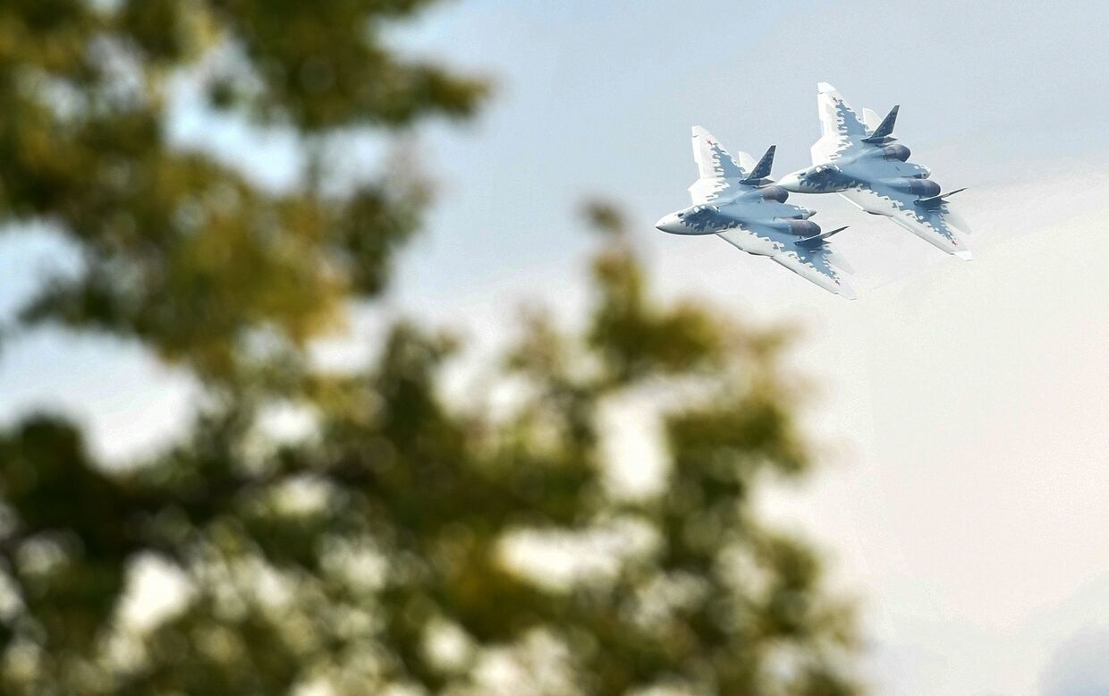 Многофункциональные истребители Су-57 во время демонстрационных полетов в рамках Международного военно-технического форума Армия-2018