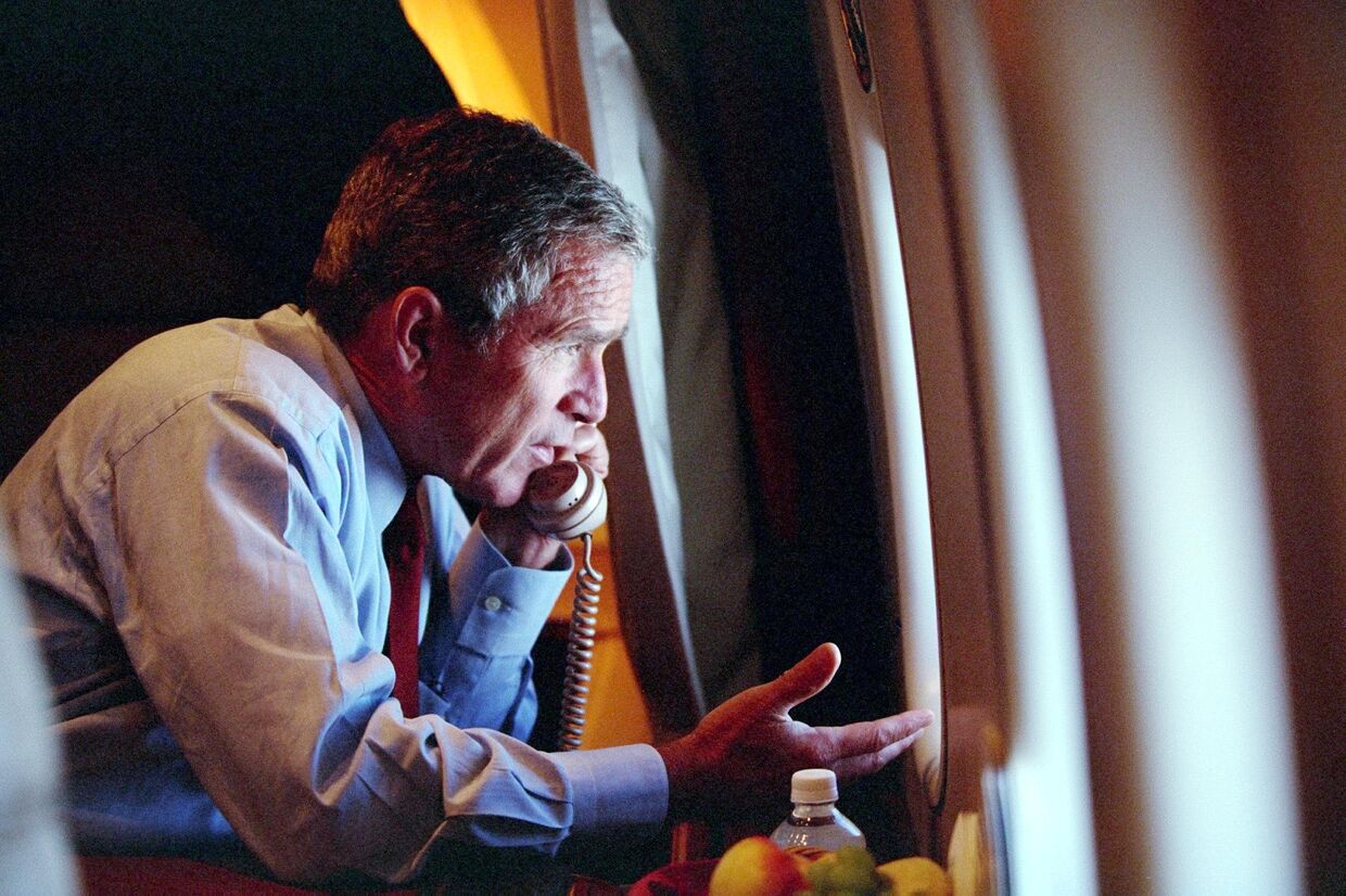 Президент США Джордж Буш-младший на борту президентского самолета 11 сентября 2001 года