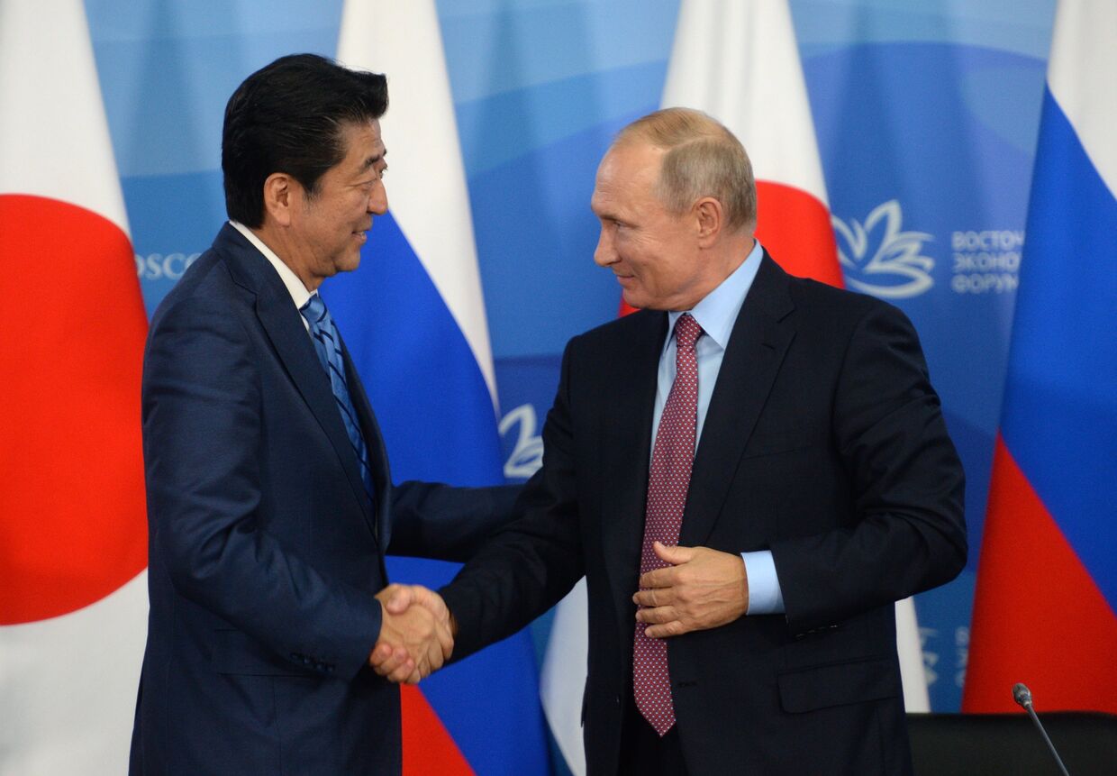 Президент РФ Владимир Путин и премьер-министр Японии Синдзо Абэ на пресс-конференции по итогам переговоров в рамках IV Восточного экономического форума. 10 сентября 2018
