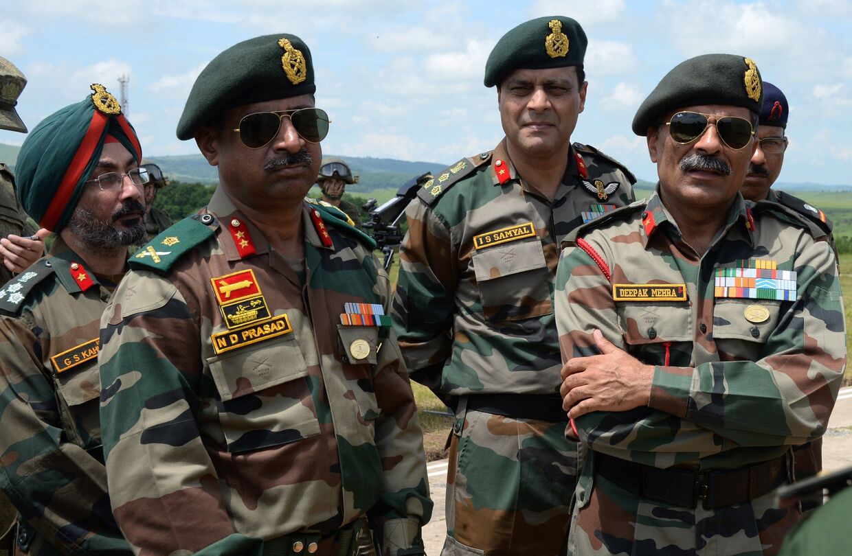 Генерал-майор вооруженных сил Индии Нудурупати Дурга Прасад (второй слева) во время подготовки к совместным российско-индийским учениям Индра-2017. 4 июля 2017
