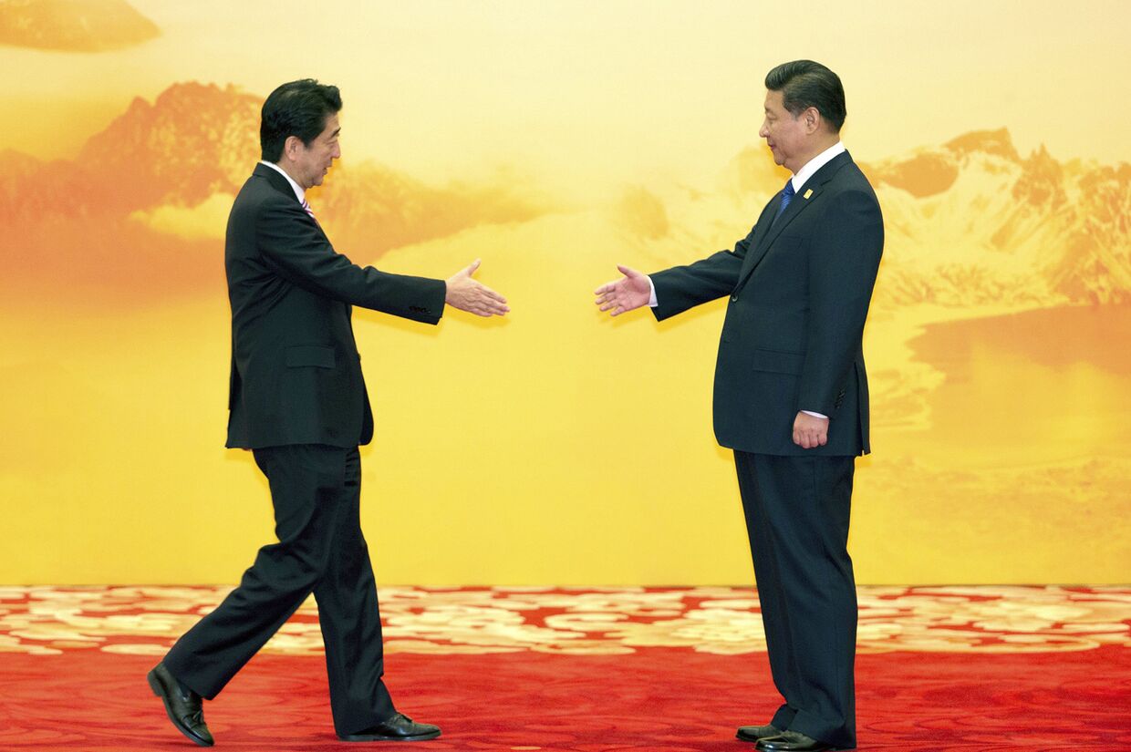 Премьер-министр Японии Синдзо Абэ и председатель КНР Си Цзиньпин