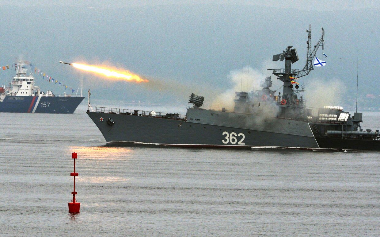Малый противолодочный корабль выполняет стрельбу реактивной бомбометной установкой на праздновании Дня Военно-Морского Флота во Владивостоке. 29 июля 2018