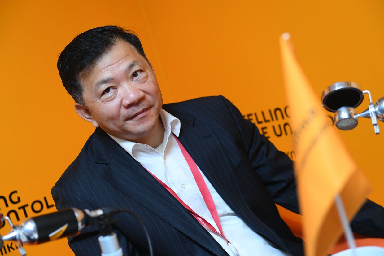 Генеральный директор Медиакорпорации Китая Шэнь Хайсюн в радиорубке Sputnik на площадке IV Восточного экономического форума